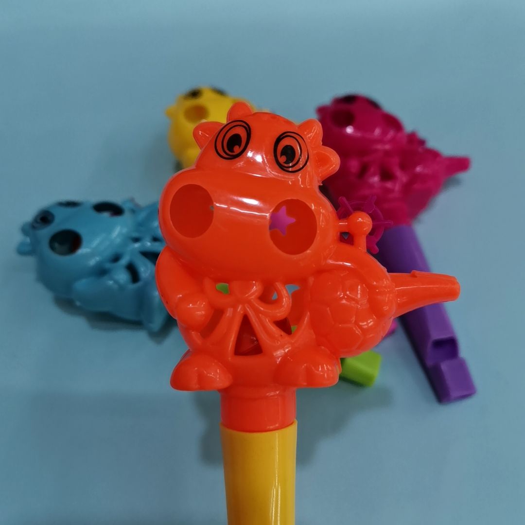 新款小牛摇铃足球吹转口哨幼儿手抓塑料玩具挂板配件赠品厂家直销批发热销货源充足详情图1