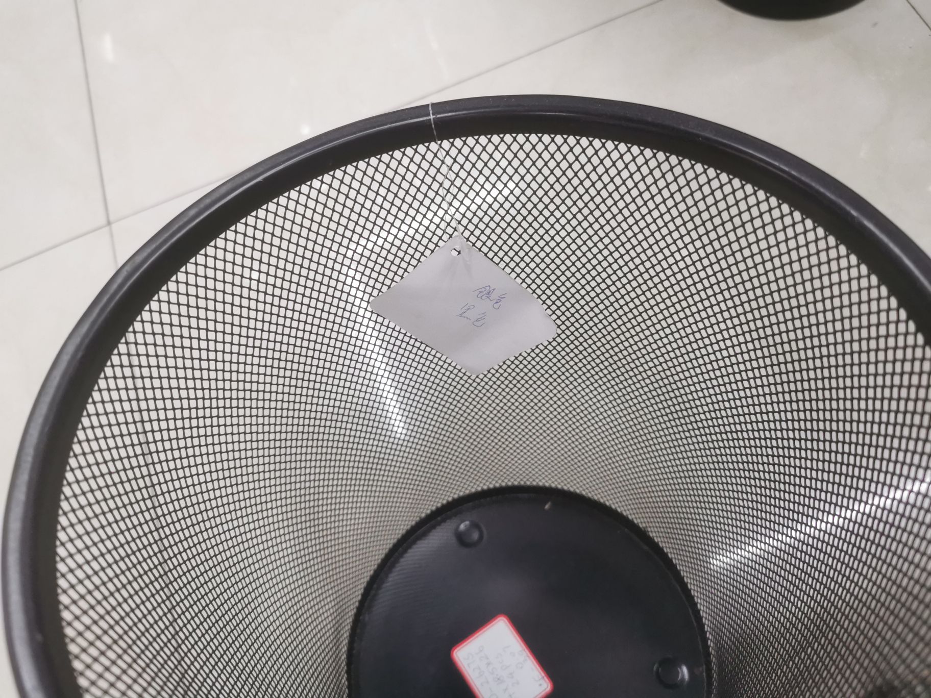 Trash can details Picture