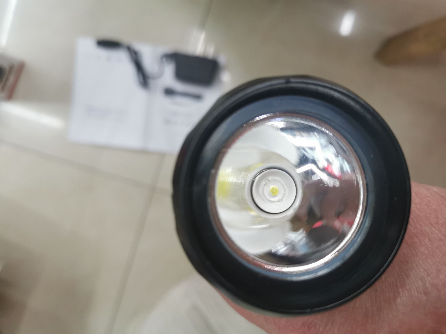 防水防爆防摔强光手电筒产品图