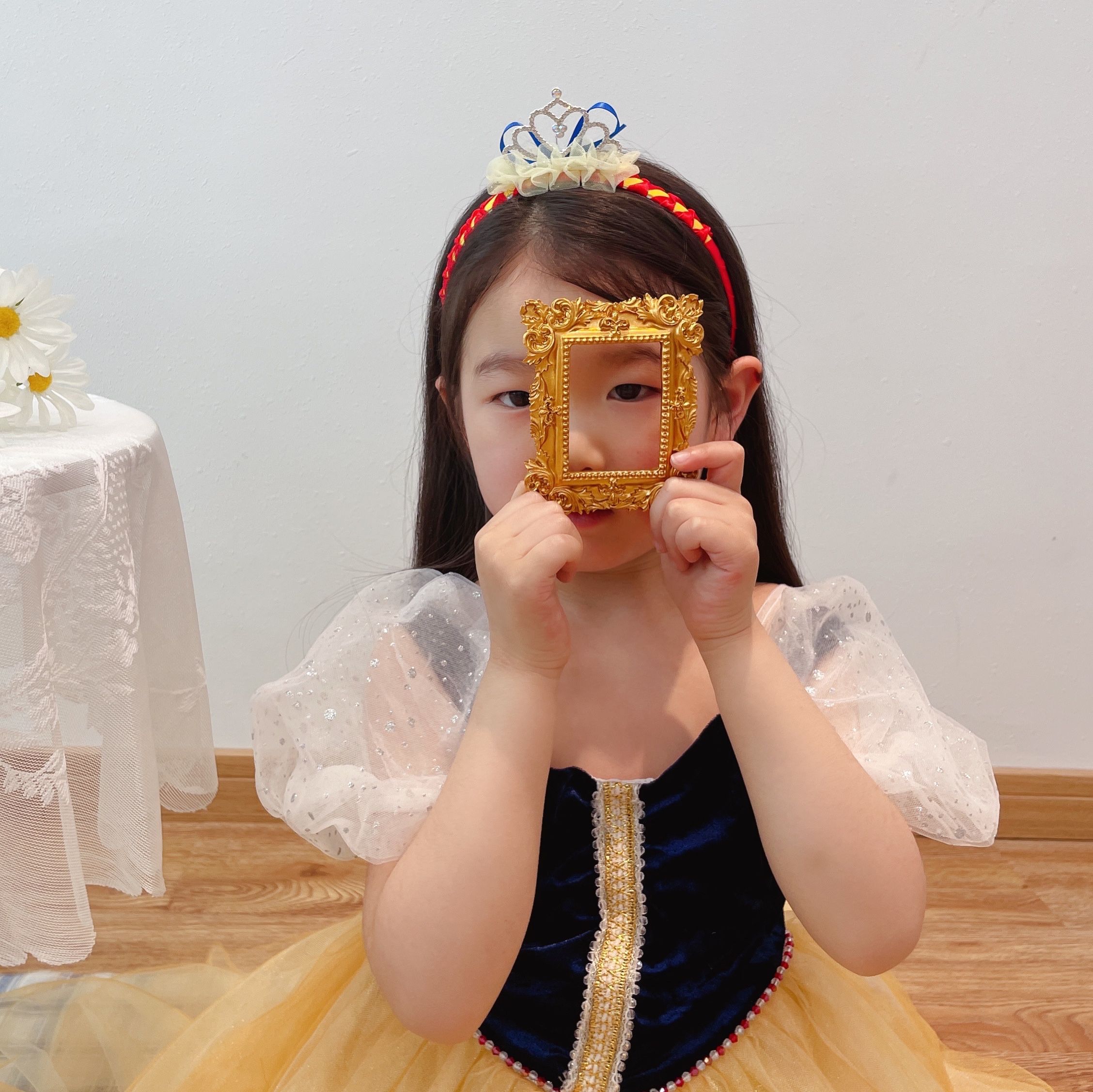 Snow White - Ruffled colorful Diamond Crown Hairband Application Scenario