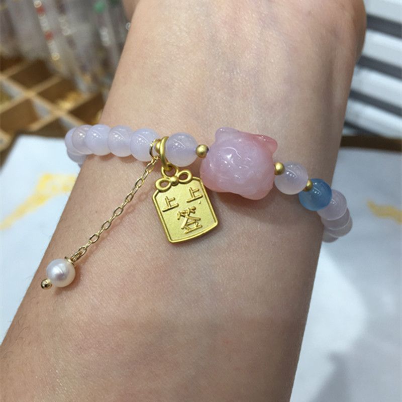 The surface of the bright crystal jewelry natural salt source agate bracelet is smooth and fine Item Picture