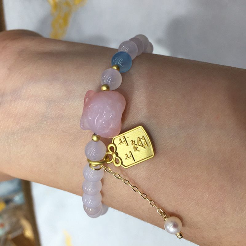 The surface of the bright crystal jewelry natural salt source agate bracelet is smooth and fine Application Scenario