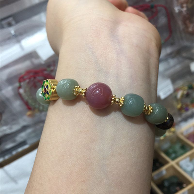 The surface of the l bright crystal jewelry natural old-shaped bead bracelet is smooth and fine Specification image