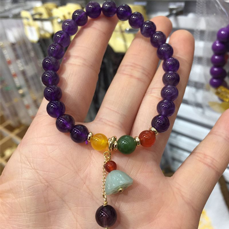 The surface of the bright crystal jewelry natural amethyst bracelet is smooth and glossy