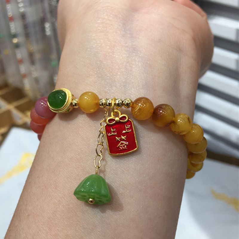 The surface of the bright crystal jewelry natural multi-treasure bracelet is smooth and fine details Picture