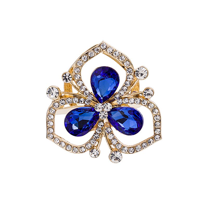 Luxurious crystal glass brooch from Japan and South Korea, creative retro geometric triangular flower silk scarf brooch, brooch and knot Application Scenario