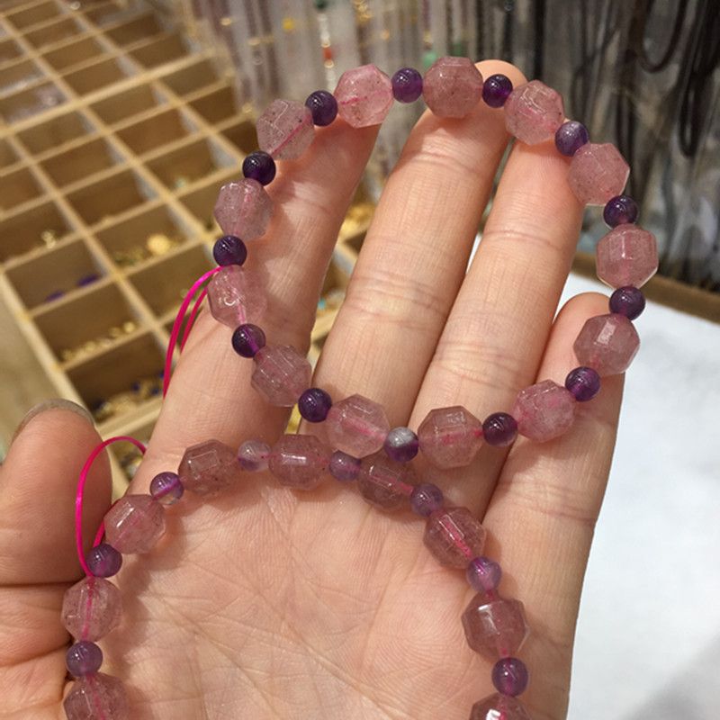 The natural amethyst strawberry crystal cut bracelet of the bright crystal jewelry has vivid colors details Picture