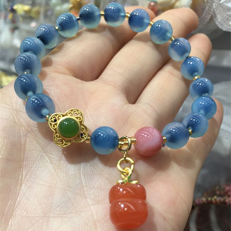 The bright crystal jewelry natural sugar heart agate bracelet has vivid colors and a smooth surface