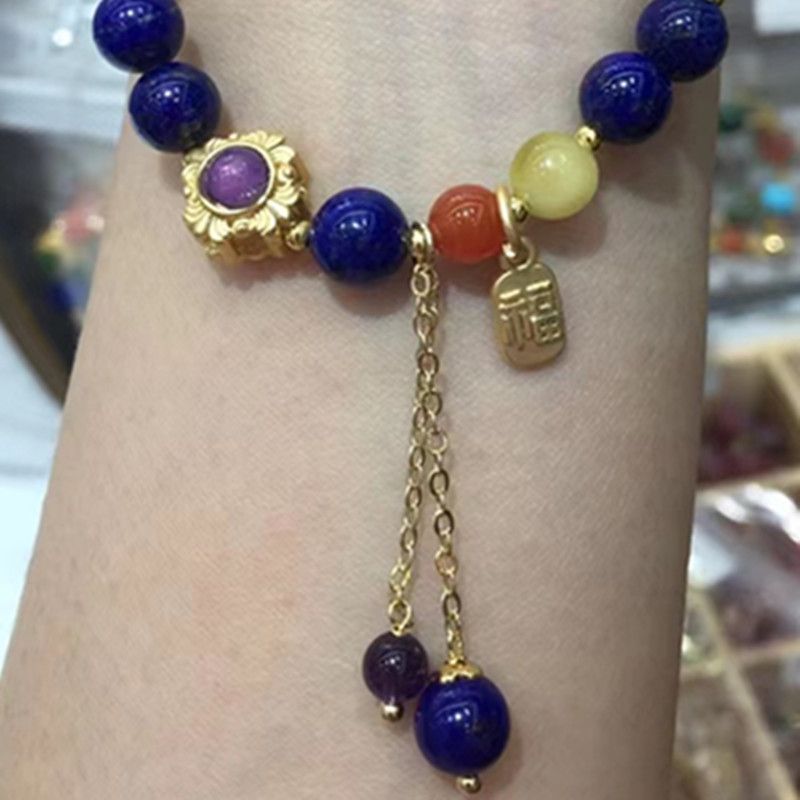 The surface of the bright crystal jewelry natural lapis lazuli bracelet is smooth and fine details Picture