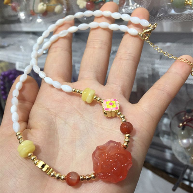 The bright crystal jewelry natural salt source agate necklace has sufficient water head and smooth, fine surface