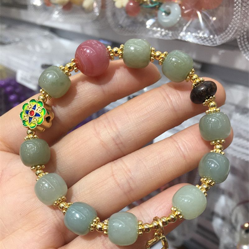 The surface of the l bright crystal jewelry natural old-shaped bead bracelet is smooth and fine Item Picture