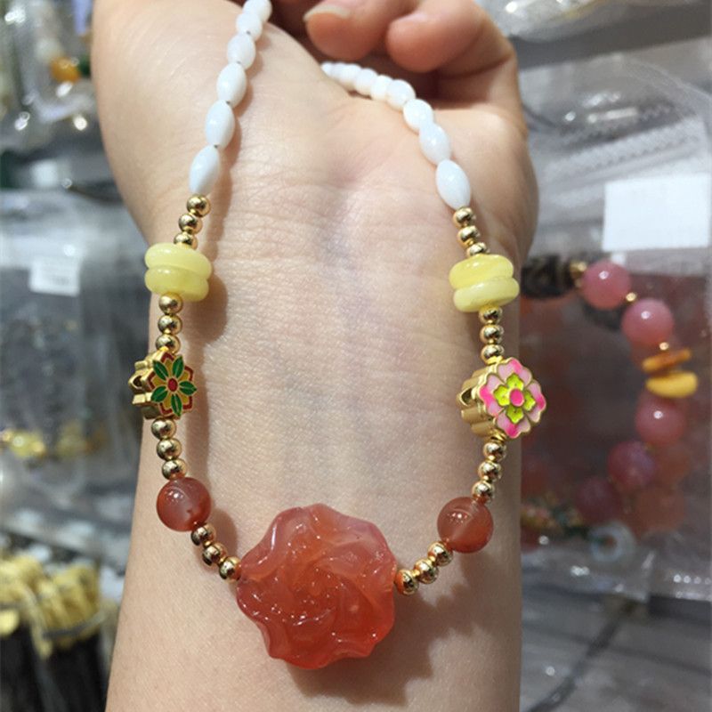 The bright crystal jewelry natural salt source agate necklace has sufficient water head and smooth, fine surface Item Picture
