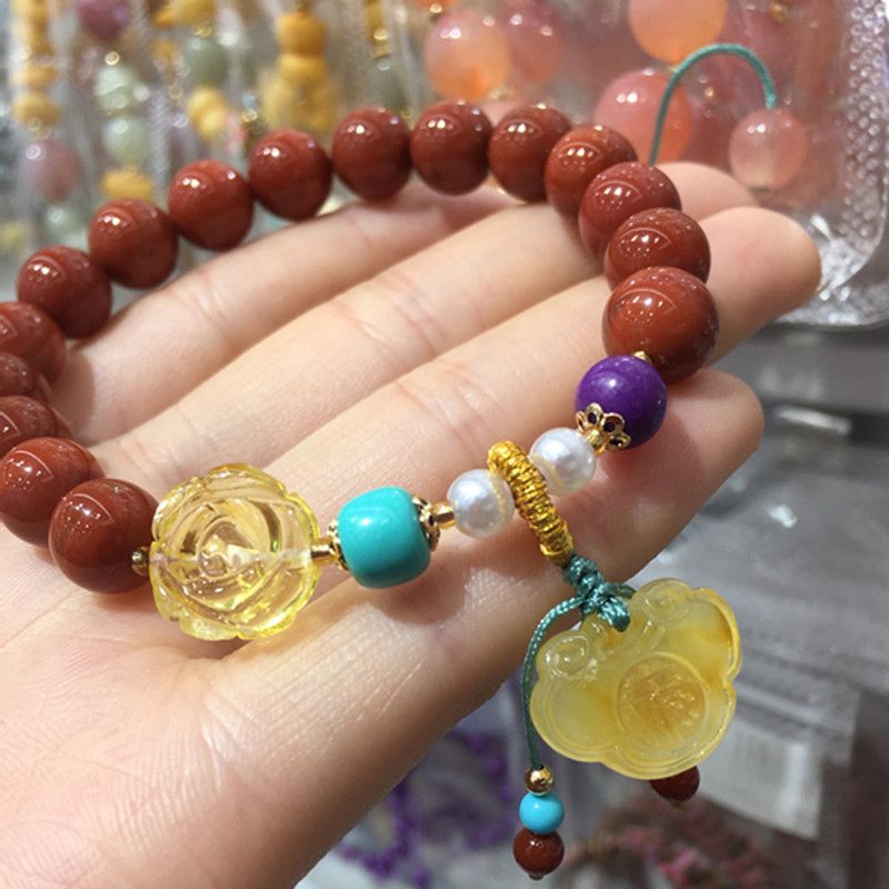 The Liangcai Jingzhu Bao natural Nan Hong bracelet has sufficient water head and a smooth and fine surface