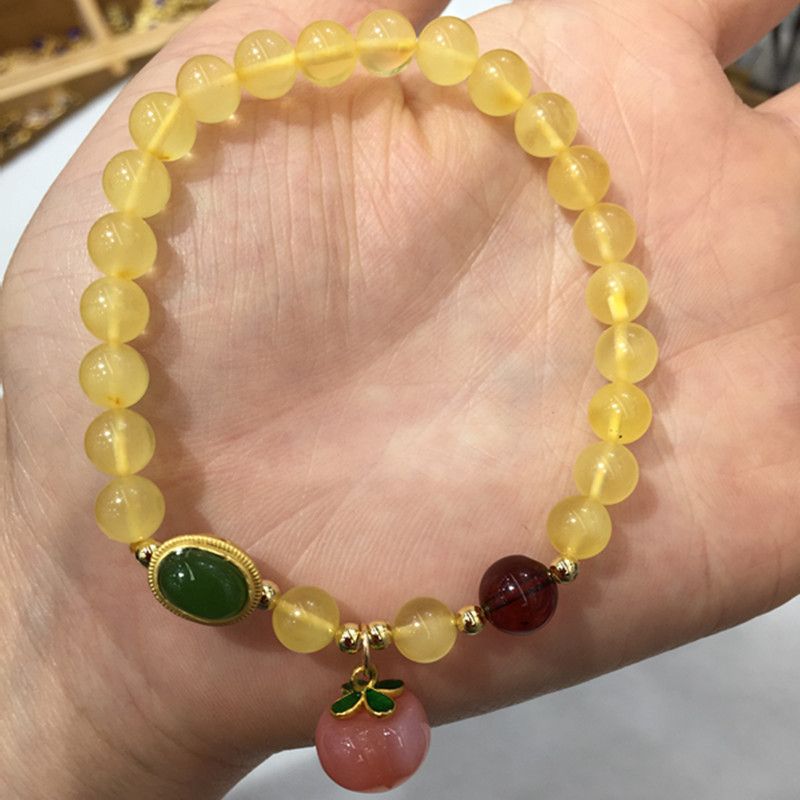 The bright crystal jewelry natural amber bracelet has a smooth and fine surface and is paired with a Hetian jade blood amber bracelet