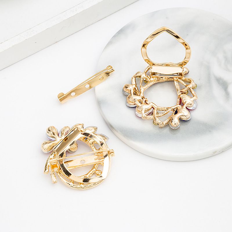 Luxurious crystal glass brooch from Japan and South Korea, creative retro geometric triangular flower silk scarf brooch, brooch and knot details Picture
