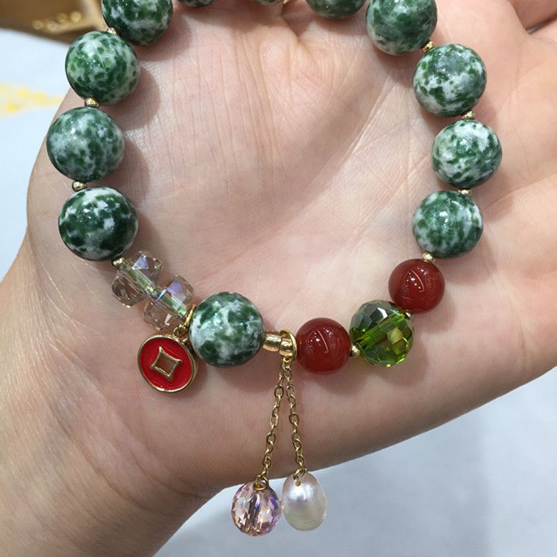 The surface of the Liangcaijing jewelry natural Hetian jade bracelet is smooth and fine