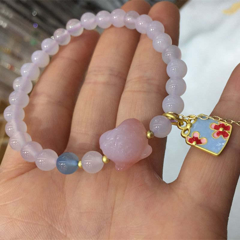 The surface of the bright crystal jewelry natural salt source agate bracelet is smooth and fine