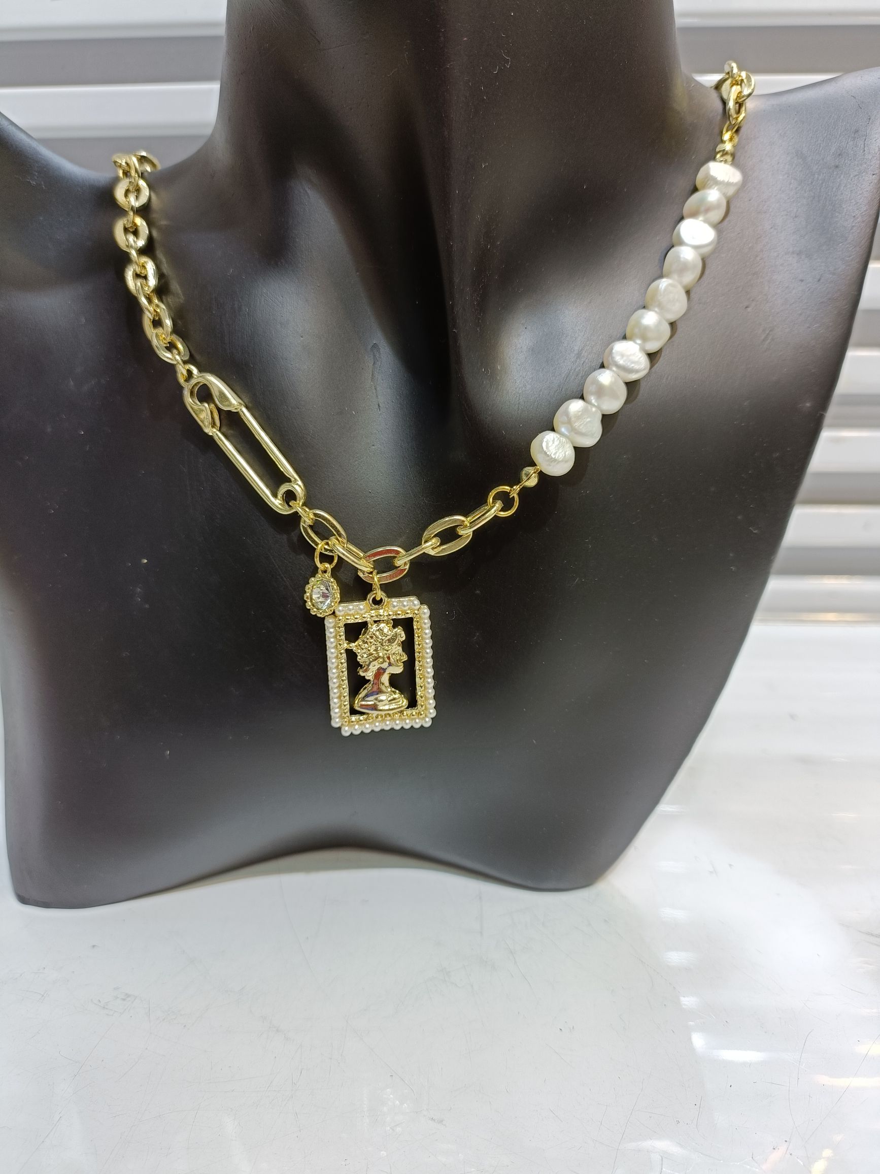 Shell and pearl necklace, goddess head necklace, accessories, trendy accessories