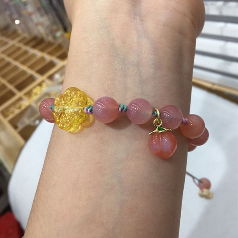 The surface of the l bright crystal jewelry natural salt source agate bracelet is smooth and fine Application Scenario