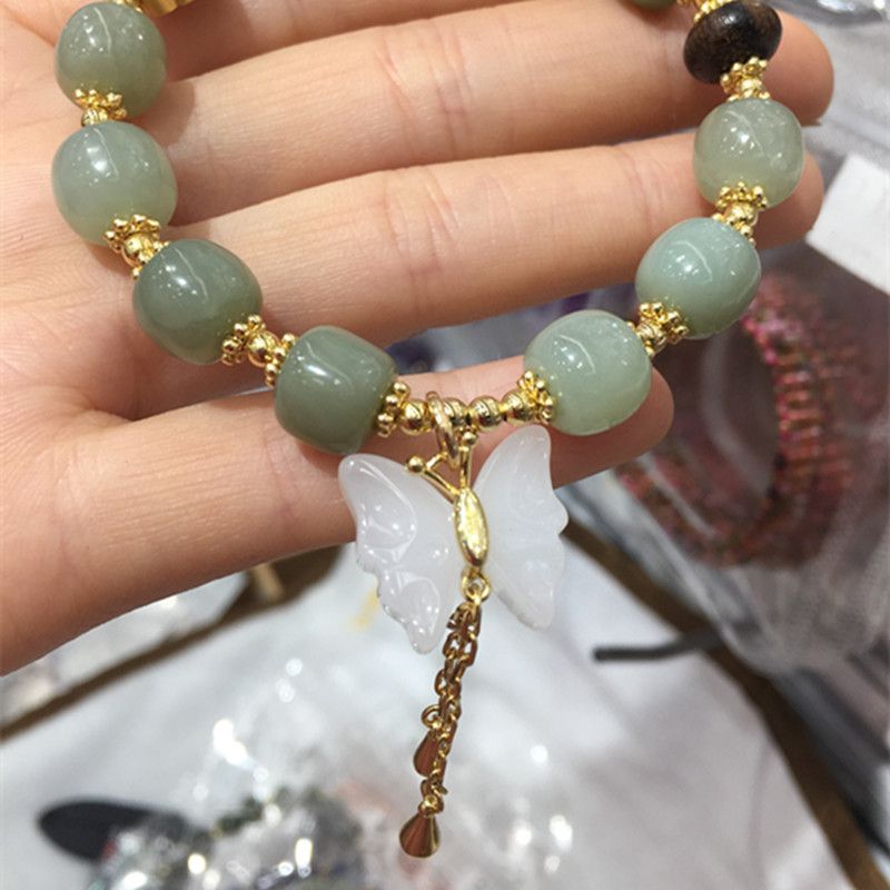 The surface of the l bright crystal jewelry natural old-shaped bead bracelet is smooth and fine Application Scenario