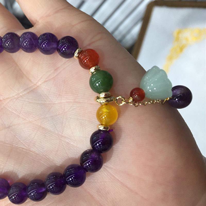 The surface of the bright crystal jewelry natural amethyst bracelet is smooth and glossy details Picture