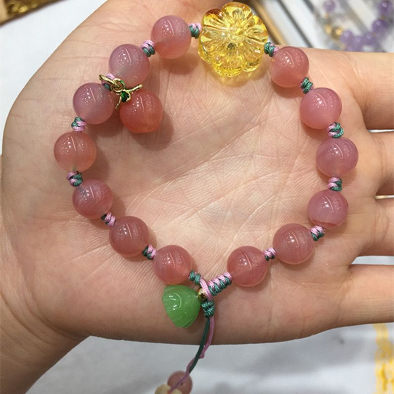 The surface of the l bright crystal jewelry natural salt source agate bracelet is smooth and fine