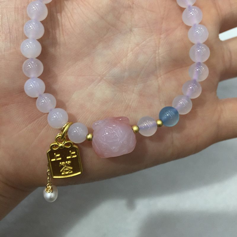 The surface of the bright crystal jewelry natural salt source agate bracelet is smooth and fine details Picture