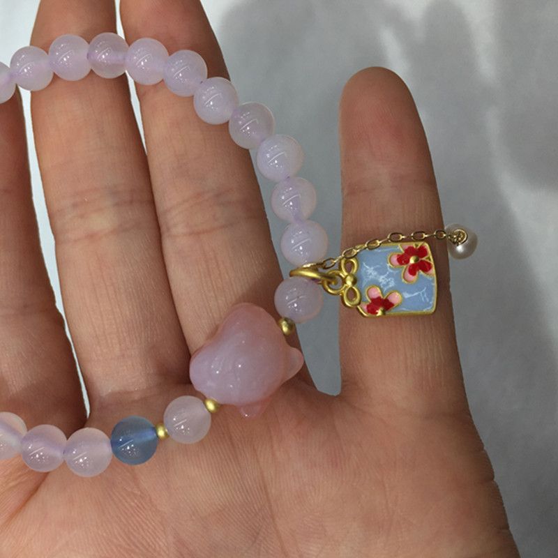 The surface of the bright crystal jewelry natural salt source agate bracelet is smooth and fine Specification image