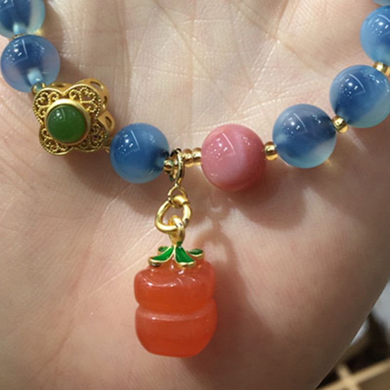 The bright crystal jewelry natural sugar heart agate bracelet has vivid colors and a smooth surface Application Scenario