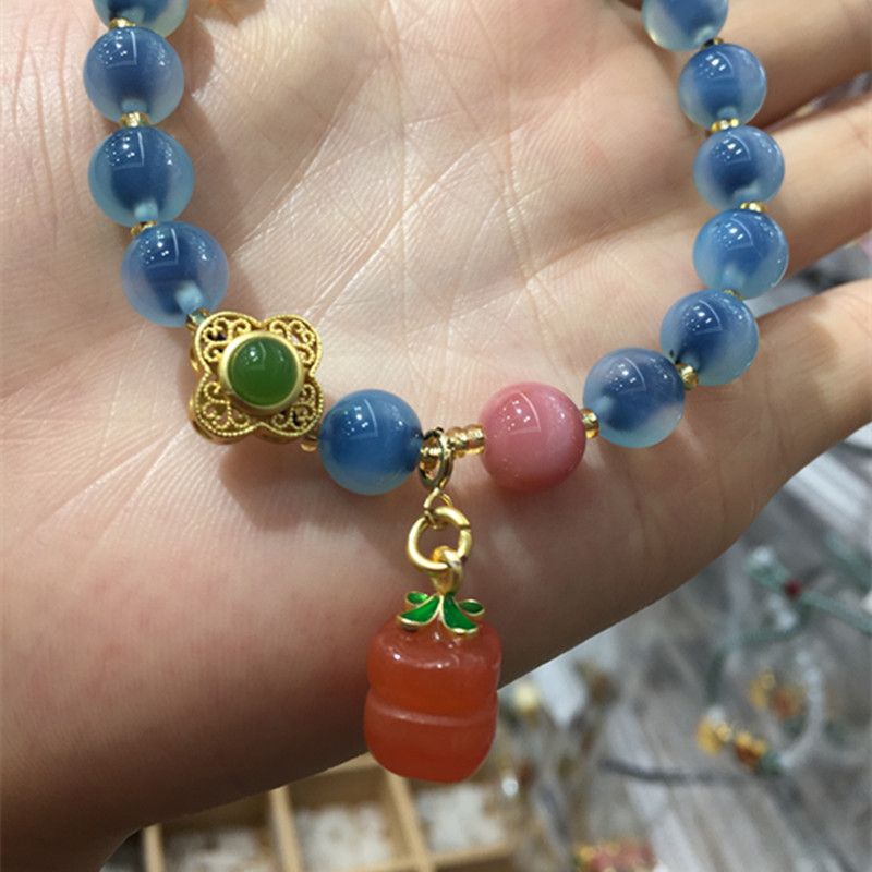 The bright crystal jewelry natural sugar heart agate bracelet has vivid colors and a smooth surface details Picture