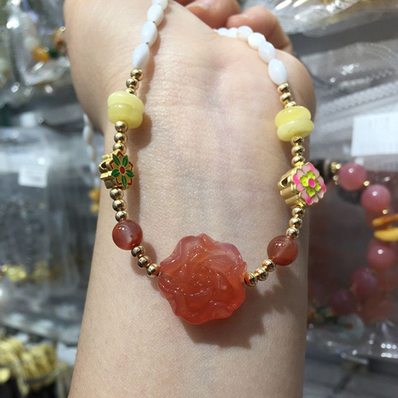 The bright crystal jewelry natural salt source agate necklace has sufficient water head and smooth, fine surface details Picture