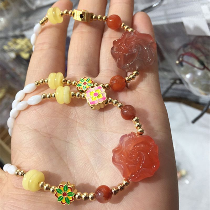 The bright crystal jewelry natural salt source agate necklace has sufficient water head and smooth, fine surface Application Scenario