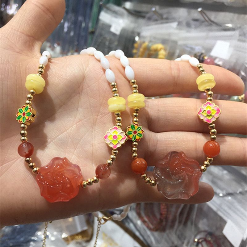 The bright crystal jewelry natural salt source agate necklace has sufficient water head and smooth, fine surface Specification image