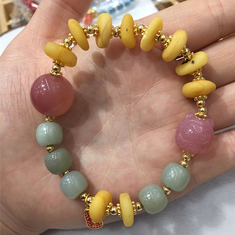 The bright crystal jewelry natural multi-treasure bracelet has vivid colors and abundant water content Application Scenario