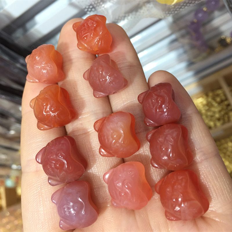 The bright crystal jewelry, natural salt source agate tiger head pendant, features vivid colors and a smooth, fine surface Application Scenario