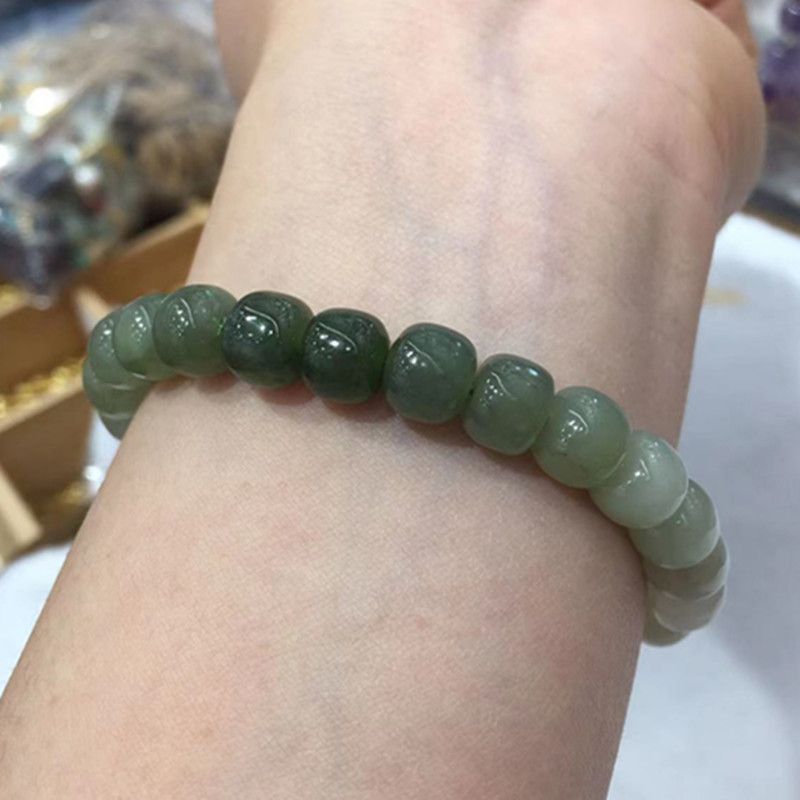 The natural Hetian jade peace pendant bracelet with bright crystal jewelry features vivid colors and abundant water content Item Picture