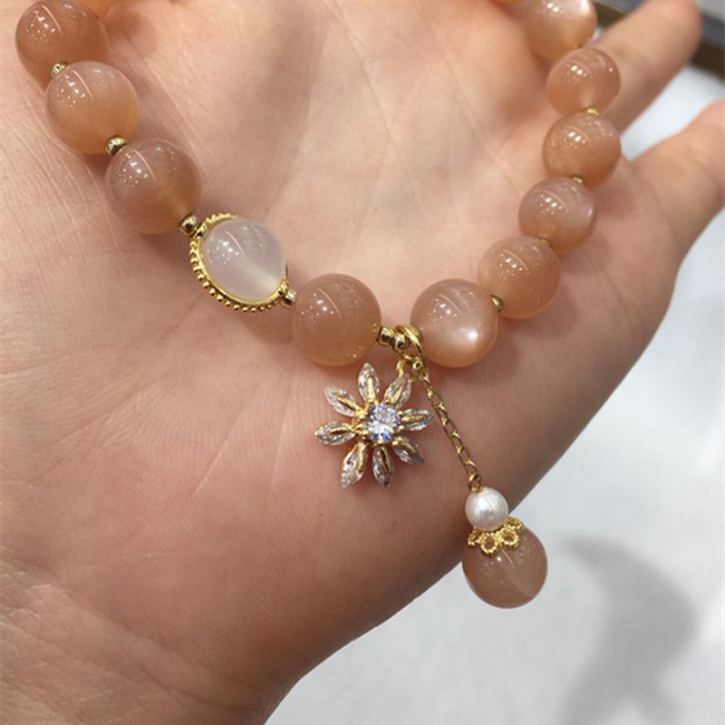 The bright color Crystal jewelry natural Orange Moonlight bracelet has sufficient water head and a smooth and fine surface Item Picture