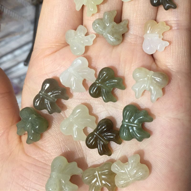 The natural Hetian jade pendant made of Qinghai material with bright crystal jewelry is extremely beautiful in color Application Scenario