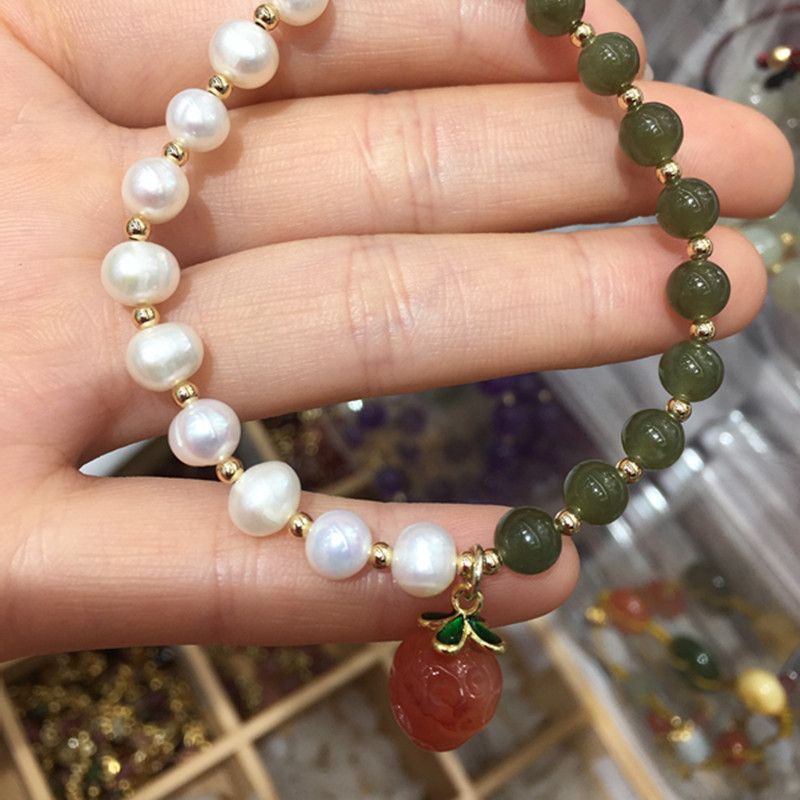 The bright crystal jewelry bracelet made of natural jasper and pearls features vivid colors and abundant water content details Picture