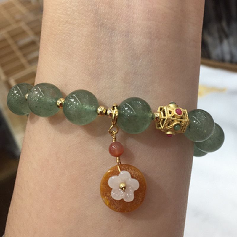 The bright color crystal jewelry natural green strawberry amber bracelet has sufficient water head and a smooth and fine surface Item Picture