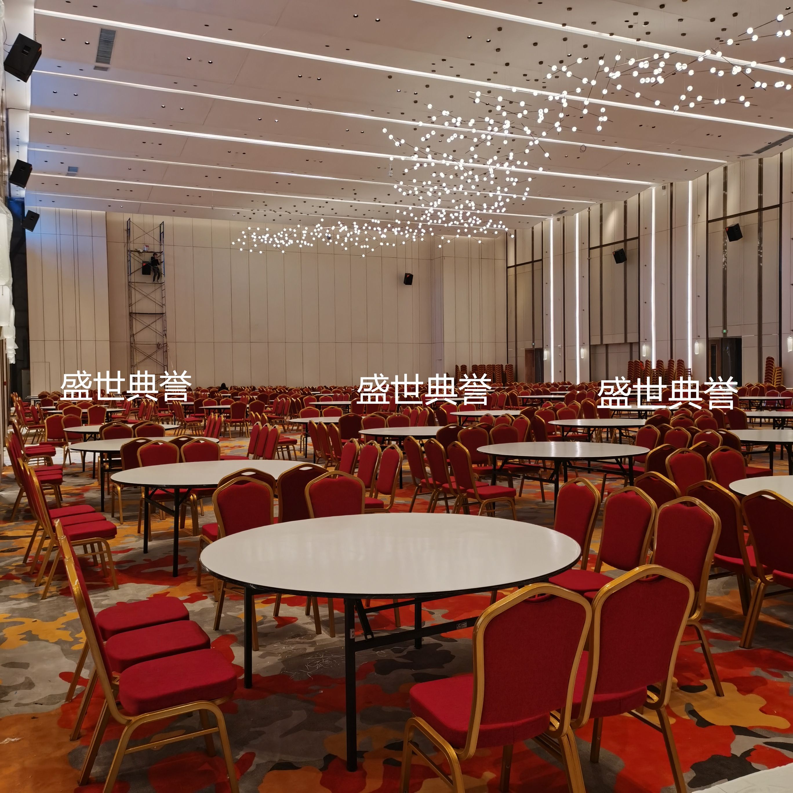 Wuhan International Five-star Hotel banquet dining tables and chairs, banquet center aluminum alloy dining chairs, conference center folding chairs Item Picture