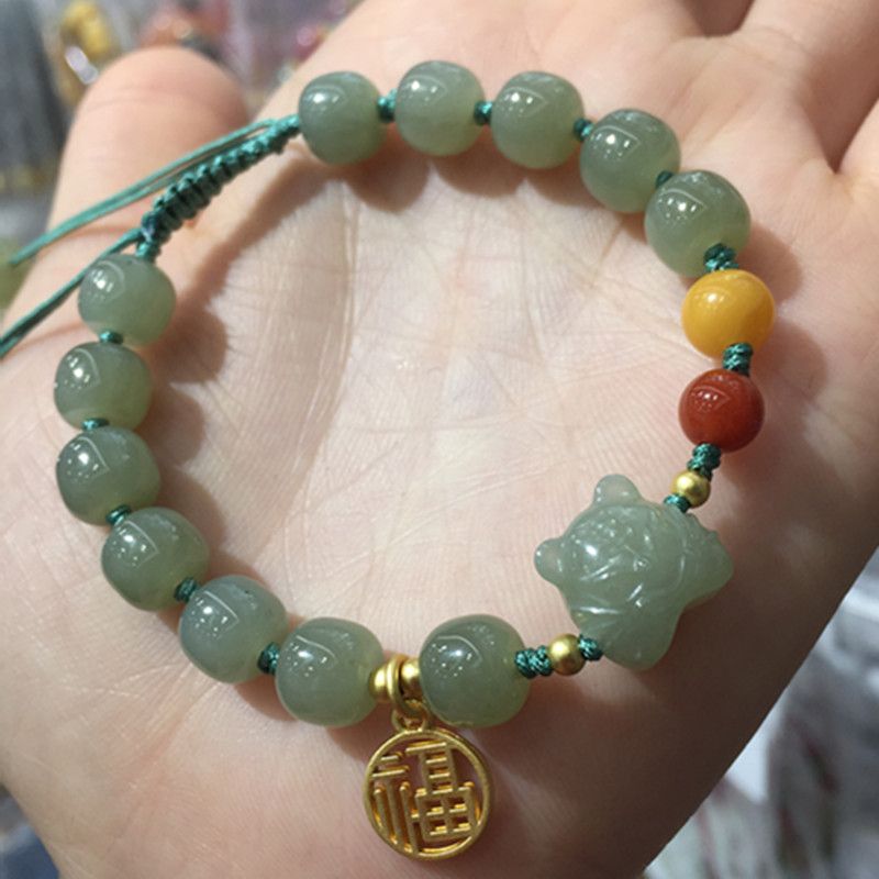 The Liangcai Jing jewelry natural Hetian jade tiger bracelet has a high water head