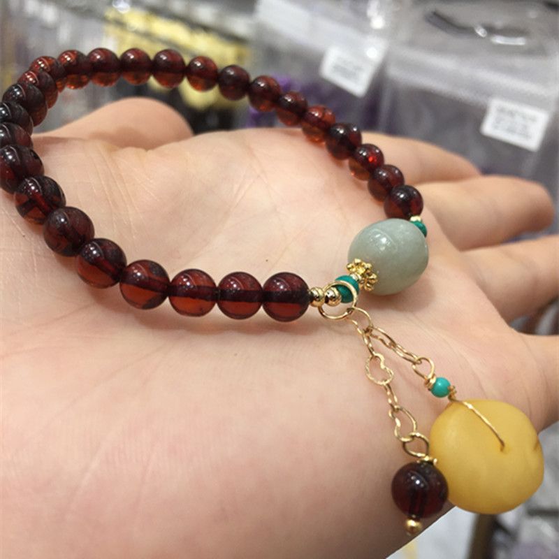 The bright crystal jewelry natural blood amber bracelet has vivid colors and sufficient water content Item Picture