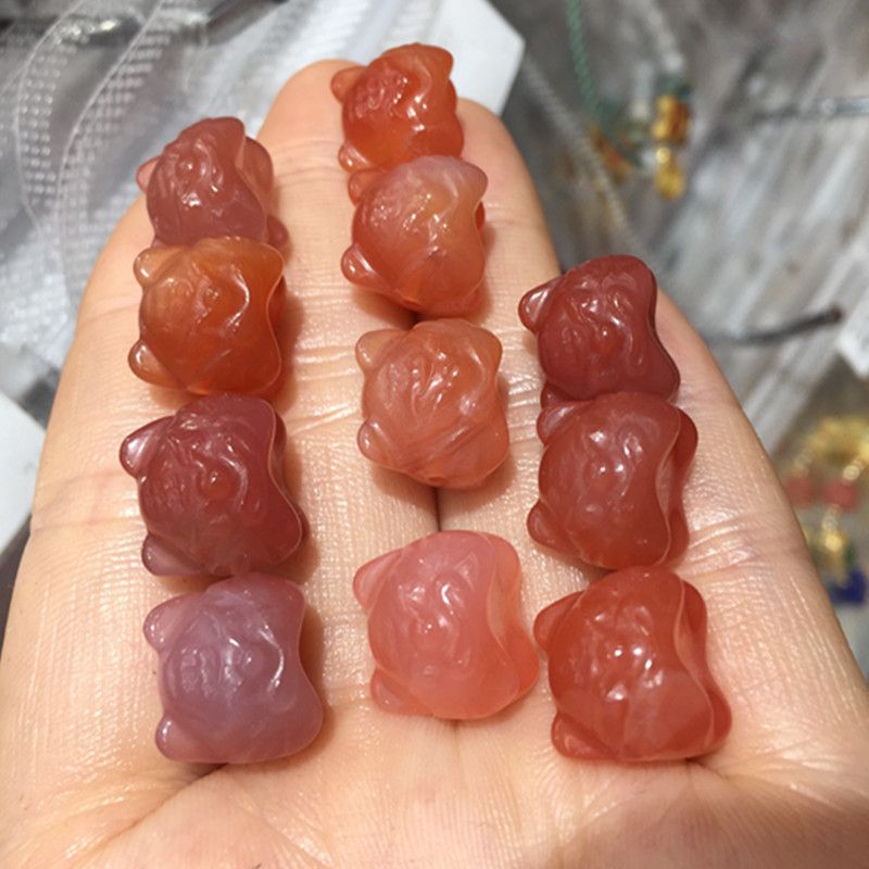 The bright crystal jewelry, natural salt source agate tiger head pendant, features vivid colors and a smooth, fine surface Item Picture