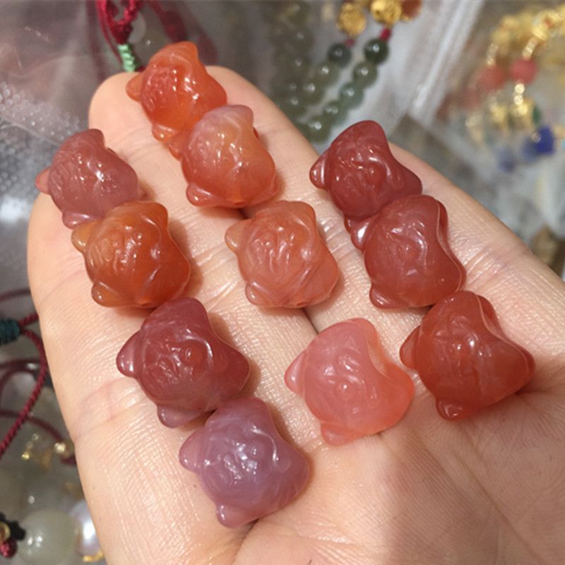 The bright crystal jewelry, natural salt source agate tiger head pendant, features vivid colors and a smooth, fine surface Specification image