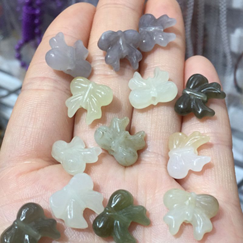 The natural Hetian jade pendant made of Qinghai material with bright crystal jewelry is extremely beautiful in color details Picture