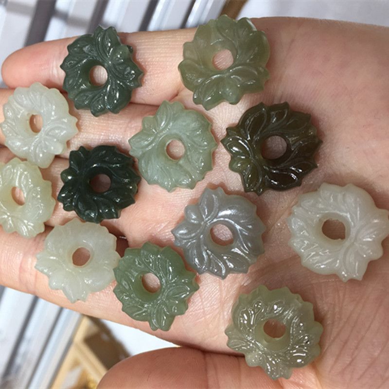 The natural Hetian jade pendant made of Qinghai material is extremely beautiful in color Application Scenario