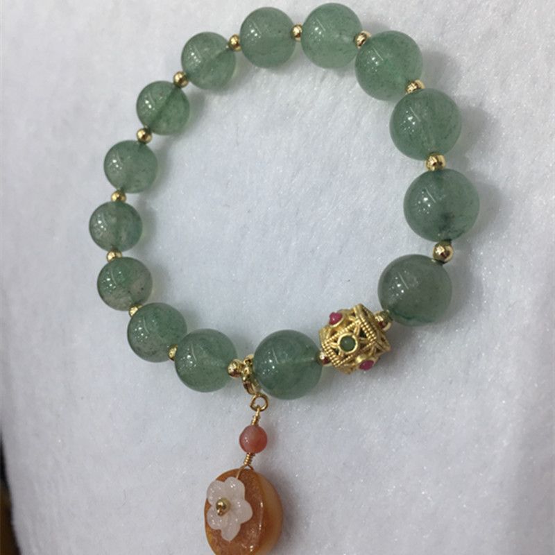 The bright color crystal jewelry natural green strawberry amber bracelet has sufficient water head and a smooth and fine surface