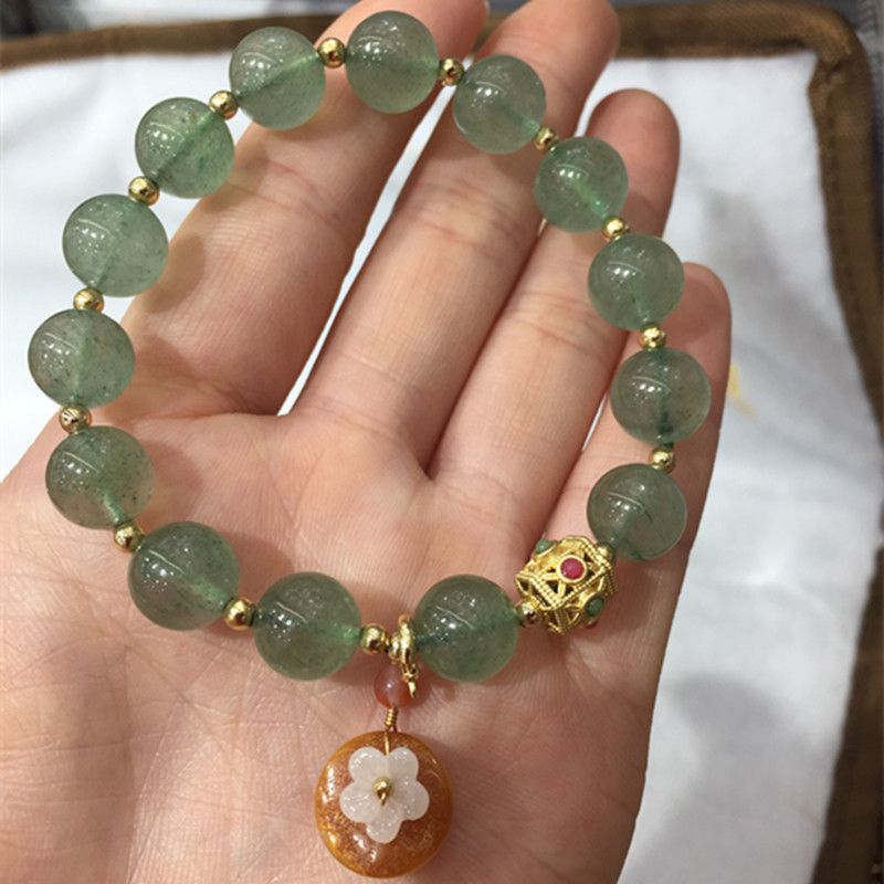 The bright color crystal jewelry natural green strawberry amber bracelet has sufficient water head and a smooth and fine surface details Picture
