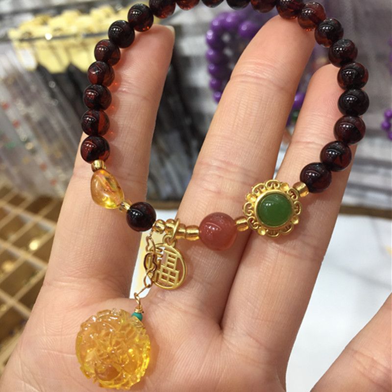 The bright crystal jewelry natural blood amber and beeswax bracelet has vivid colors and abundant water content Application Scenario